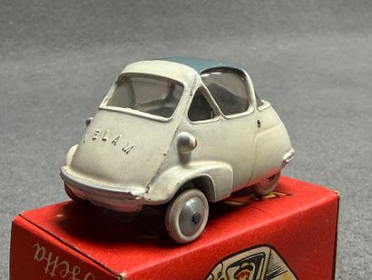 Deux véhicules miniatures: 
-Quiralu, isetta...