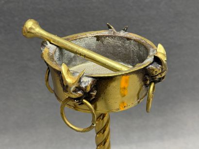 Cendrier sur pied en bronze doré. 
H. :56...