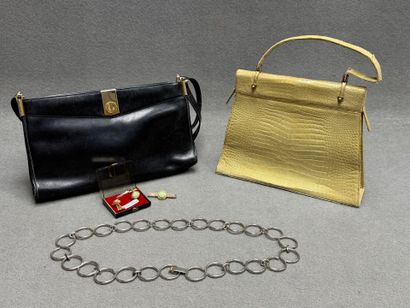 Deux sacs à main, boutons de manchette et...