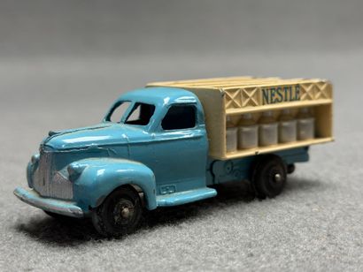 Dinky Toys 1/43°. 
Camion laitier. Nestl...