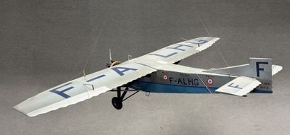 Avion. 
Maquette en bois peint. 
15 x 72...