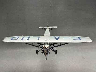 Avion. 
Maquette en bois peint. 
15 x 72...