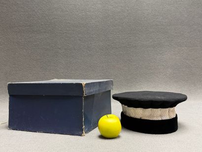 Toque ou Mortier de juge. 
H. :11 cm. D....