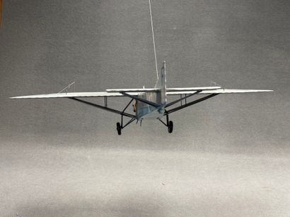 Avion. 
Maquette en bois peint. 
15 x 72...