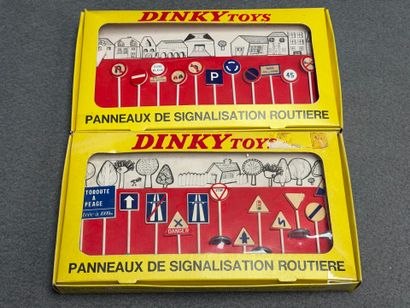 Dinky Toys. 
Deux coffrets de panneaux de...