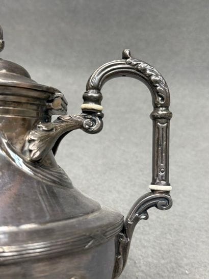 Théière en métal argenté.
H: 22 cm