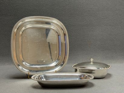 Légumier et deux plats en métal argenté....