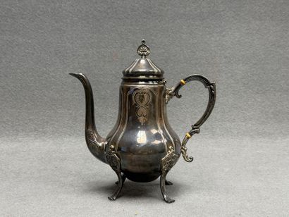 Cafetière en métal argenté
H: 26 cm
Enfo...