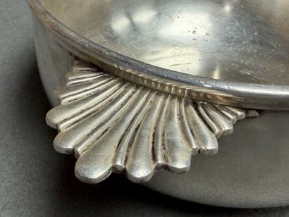 Quatre pièces en métal argenté modèle coquille.
-...