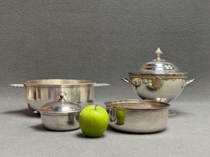 Quatre pièces en métal argenté modèle coquille.
-...