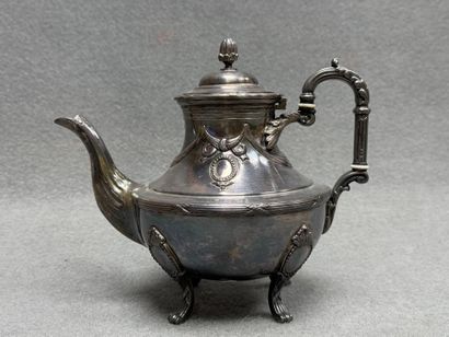 Théière en métal argenté.
H: 22 cm