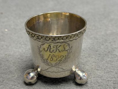 Chope en laiton , fond vitré 
H: 12 cm.
et...
