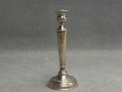Bougeoir en métal argenté. 
H. :25 cm.