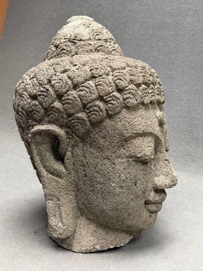 Tête de Bouddha en pierre volcanique moderne.
H:...