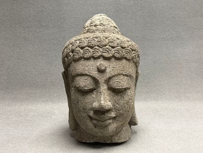 Tête de Bouddha en pierre volcanique moderne.
H:...