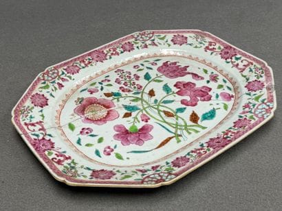 Plat en porcelaine de Chine XVIII° à décor...