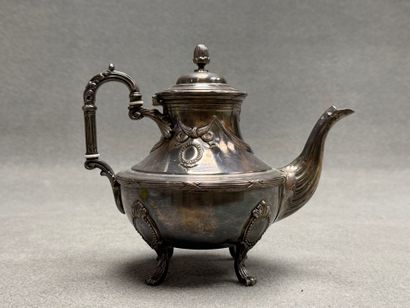 Théière en métal argenté.
H: 22 cm