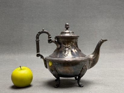 Théière en métal argenté.
H: 22 cm