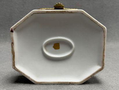 Bonbonnière en porcelaine décor Kakiemon,...