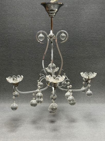 Lustre en métal chromé à quatre lumières...