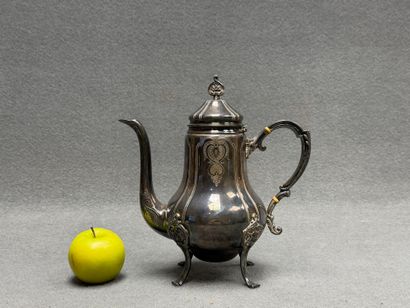 Cafetière en métal argenté
H: 26 cm
Enfo...