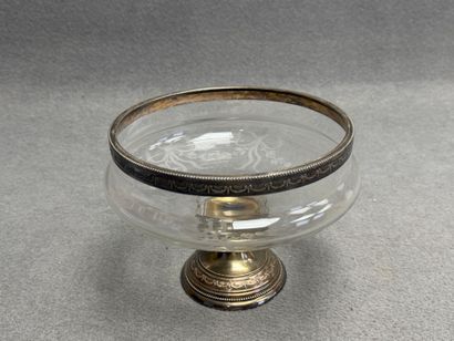 Coupe sur piedouche en verre monture en argent....