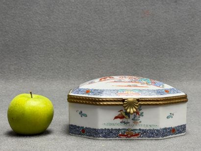 Bonbonnière en porcelaine décor Kakiemon,...