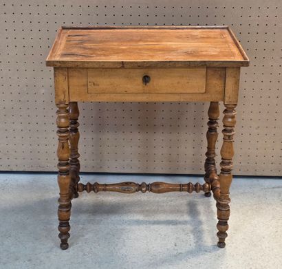Table à entretoise en noyer tourné, ouvrant...