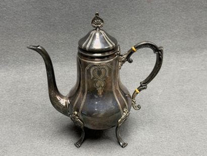 Cafetière en métal argenté
H: 26 cm
Enfo...