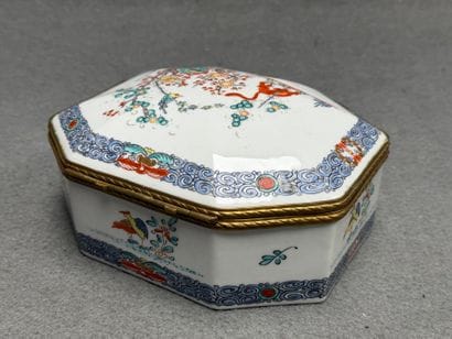 Bonbonnière en porcelaine décor Kakiemon,...