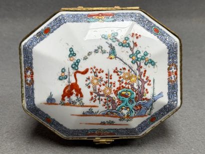 Bonbonnière en porcelaine décor Kakiemon,...