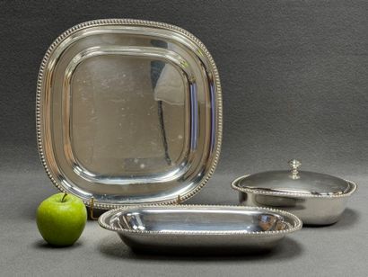 Légumier et deux plats en métal argenté....