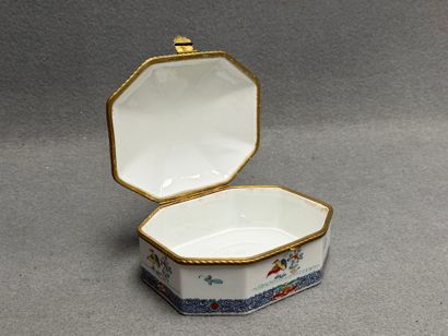 Bonbonnière en porcelaine décor Kakiemon,...