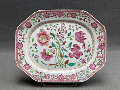 Plat en porcelaine de Chine XVIII° à décor...