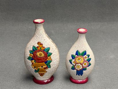LONGWY
Deux vases en faïence à décor d'émaux...