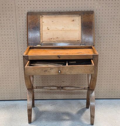 Coiffeuse en noyer style Directoire.
manque...