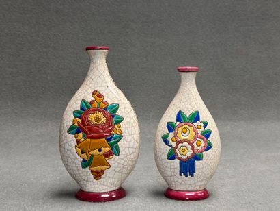 LONGWY
Deux vases en faïence à décor d'émaux...