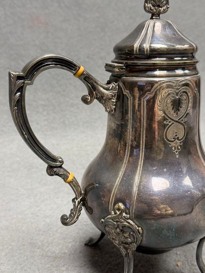 Cafetière en métal argenté
H: 26 cm
Enfo...