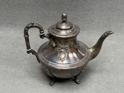 Théière en métal argenté.
H: 22 cm