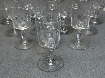 Partie de service de verres gravés d'un R.
Début...