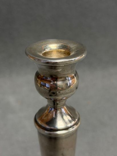 Bougeoir en métal argenté. 
H. :25 cm.