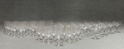 Partie de service de verres gravés d'un R.
Début...
