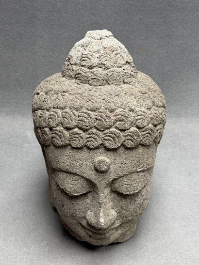 Tête de Bouddha en pierre volcanique moderne.
H:...