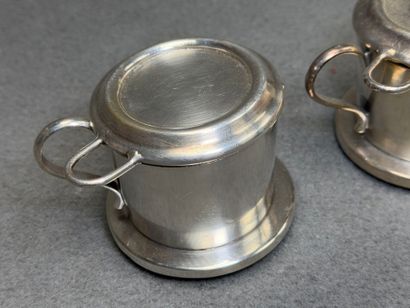 Ensemble de quatre filtre en métal argenté.
D:...