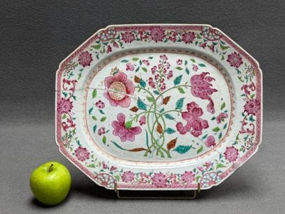Plat en porcelaine de Chine XVIII° à décor...