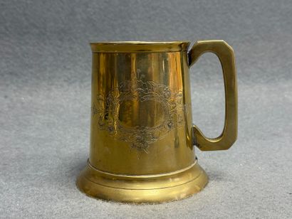 Chope en laiton , fond vitré 
H: 12 cm.
et...