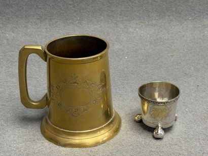 Chope en laiton , fond vitré 
H: 12 cm.
et...