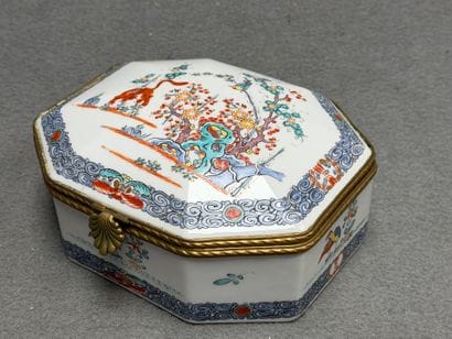 Bonbonnière en porcelaine décor Kakiemon,...