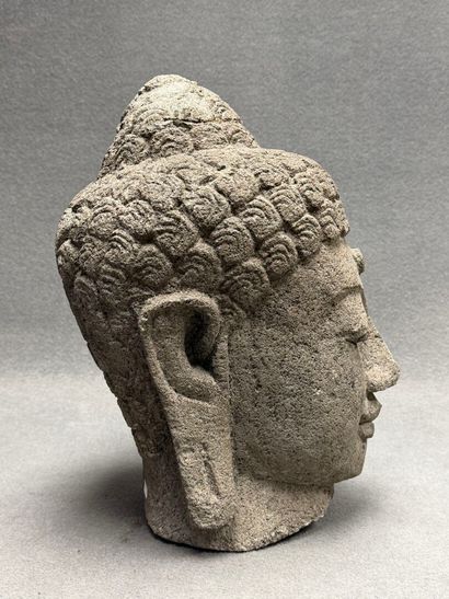 Tête de Bouddha en pierre volcanique moderne.
H:...