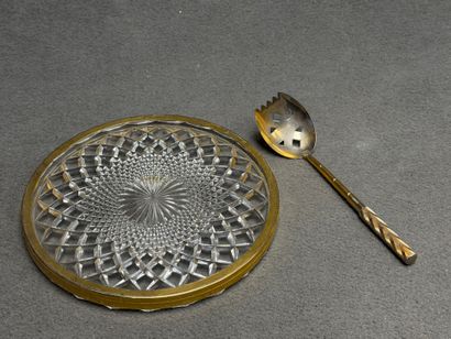 Cuillère à glaçons et dessous de plat. 
L....